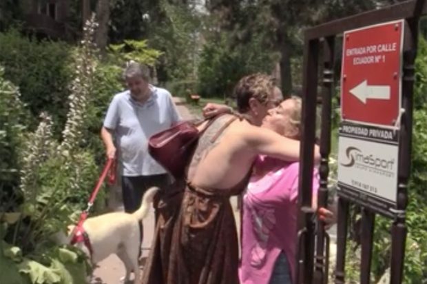 Rocío Carrasco y Carmen Borrego abrazándose / Gtres