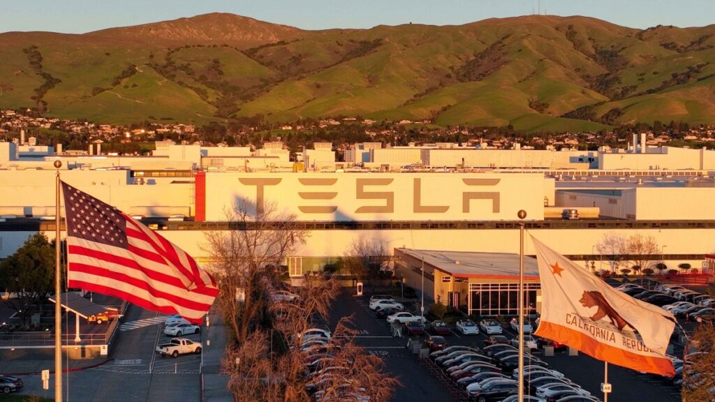 Extrabajador de Tesla rechaza un pago de $15 millones en una demanda por abuso racial