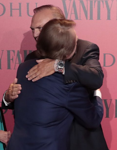 Raphael y Pedro Piqueras abrazándose / Gtres