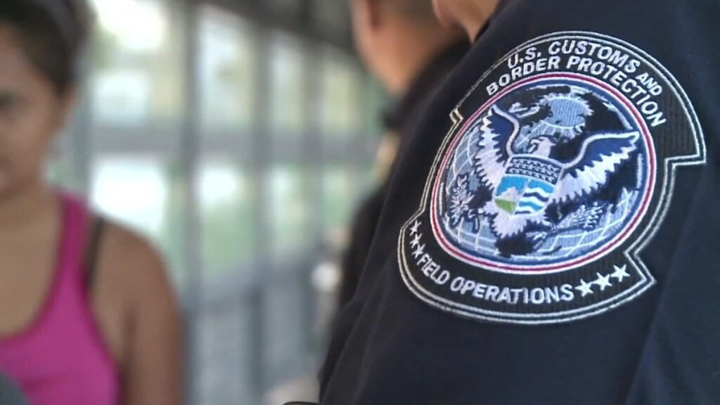 Cuidado con lo que publicas en redes sociales: el costo sería tan alto como la deportación