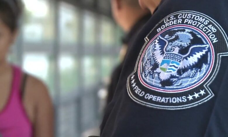 Cuidado con lo que publicas en redes sociales: el costo sería tan alto como la deportación