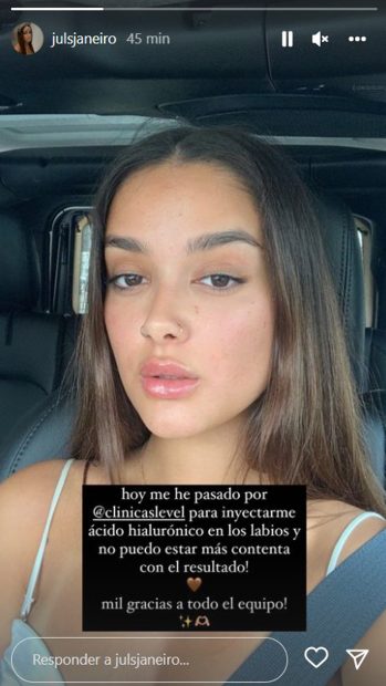 Julia Janeiro retocándose los labios / Instagram