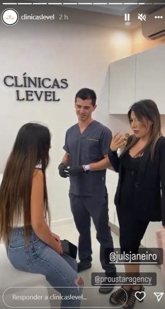 Julia Janeiro retocándose los labios / Instagram