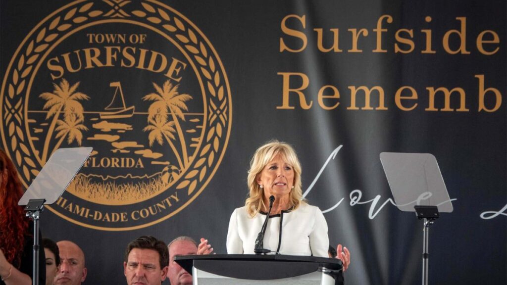 Jill Biden asiste a emotivo aniversario