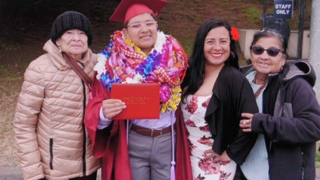 Joven de origen hispano que define su género como no binario recibe el apoyo incondicional de su madre