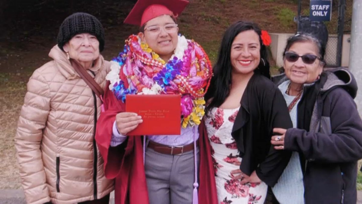 Joven de origen hispano que define su género como no binario recibe el apoyo incondicional de su madre