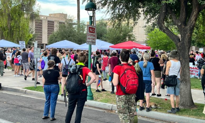 Con gases lacrimógenos disuelven protesta contra decisión de la Corte de anular el derecho al aborto