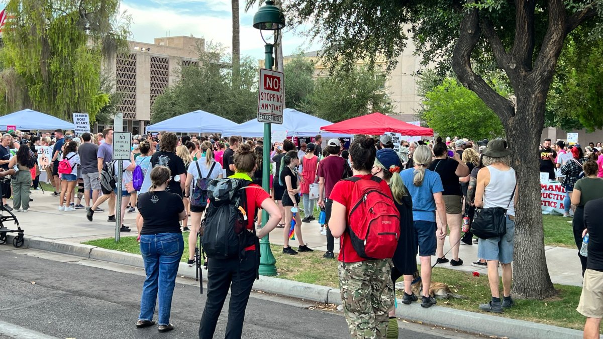 Con gases lacrimógenos disuelven protesta contra decisión de la Corte de anular el derecho al aborto