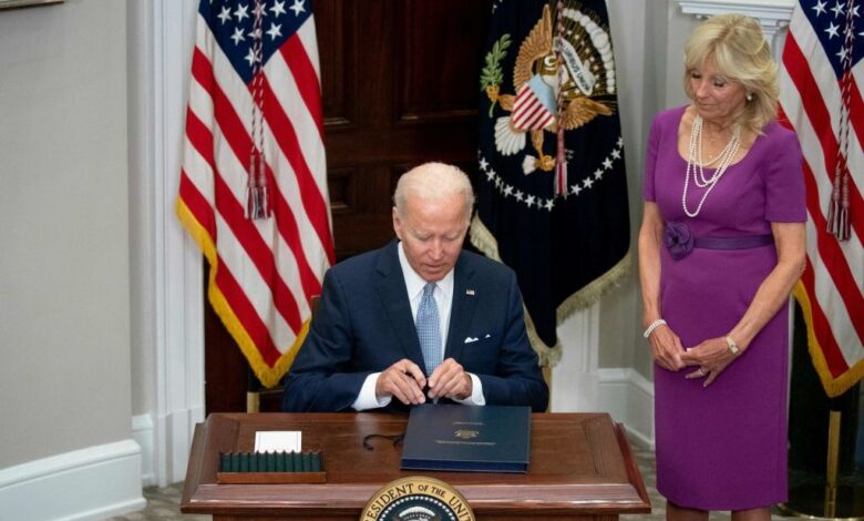 Biden firma ley sobre control de armas en EEUU