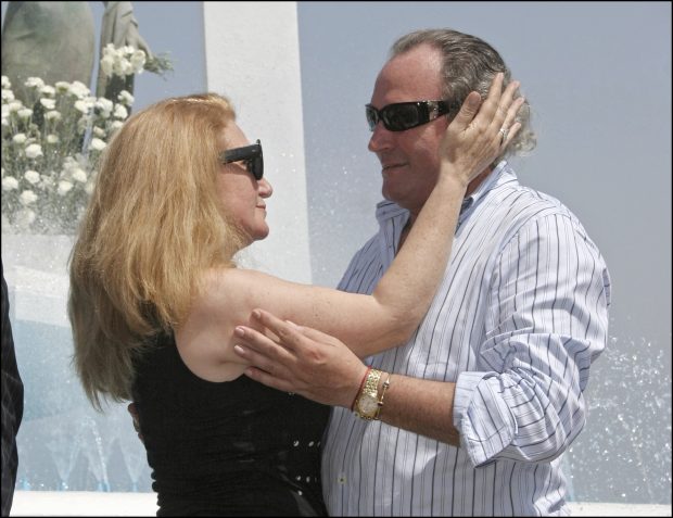 Gloria Mohedano y Amador Mohedano abrazándose / Gtres