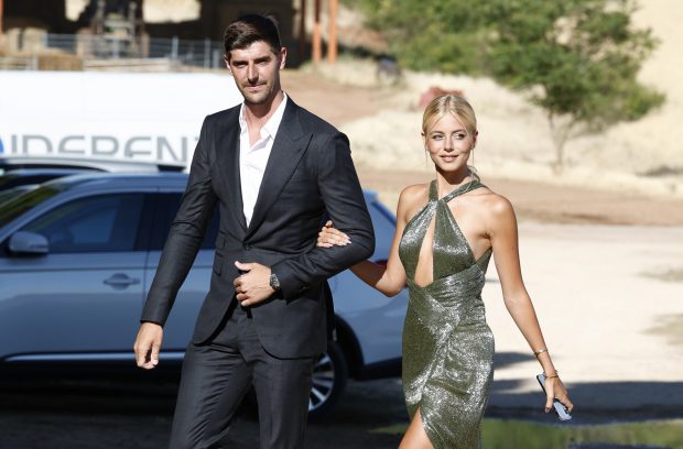 Thibaut Courtois y Mishel Gerzig caminando / Gtres