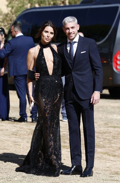 Fede Valverde y Mina Bonino posando / Gtres