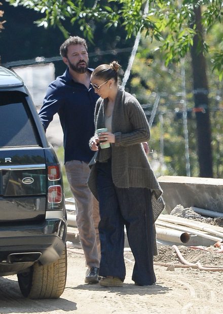Jennifer Lopez y Ben Affleck subiéndose a un coche / Gtres