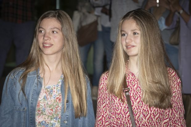 La infanta Sofía y la princesa Leonor en el teatro / Gtres