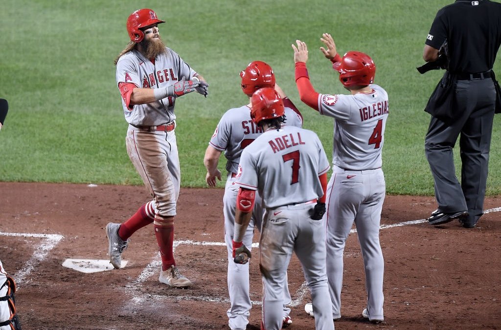 Suspenden a 12 jugadores tras trifulca entre Marineros y Angelinos