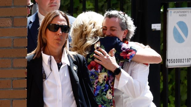 Jill Biden dándose un abrazo con Pepa Muñoz / Gtres