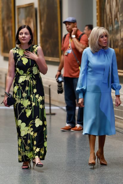 Brigitte Macron apuesta por el azul / Gtres