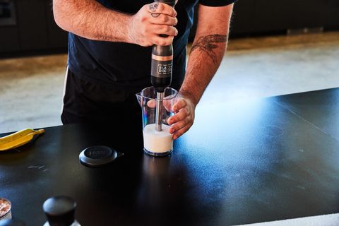 Usando la licuadora de inmersión para hacer un batido de plátano. black and decker usando la licuadora de inmersión para hacer un batido de plátano