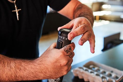 uso del batidor de varita black and decker en progreso uso del batidor de varita black and decker en progreso