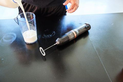 Espumador de leche de varita black and decker en curso Espumador de leche de varita black and decker en curso