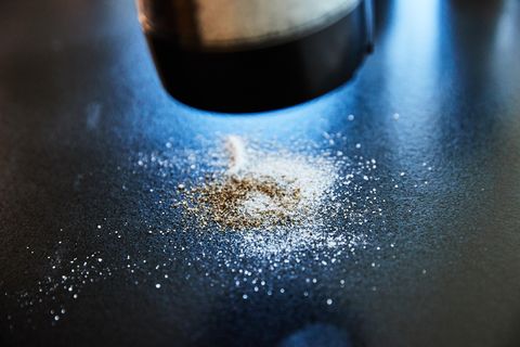 uso de molinillo de varita black and decker en progreso uso de molinillo de varita black and decker en curso