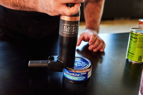 uso del abrelatas de varita negra y decker en progreso uso del abrelatas de varita negra y decker en progreso