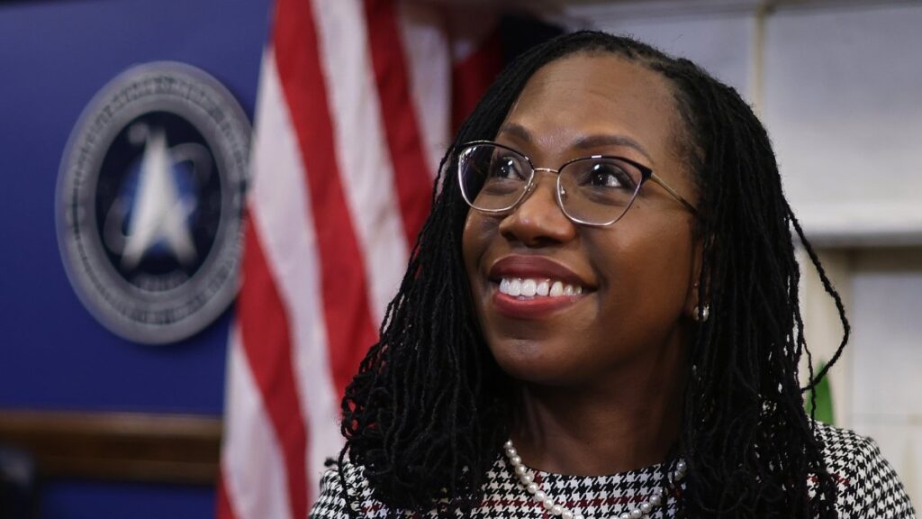 Ketanji Brown Jackson juramenta como magistrada de la Corte Suprema