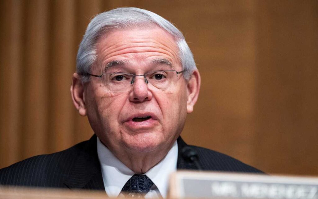 AMLO apoya a dictadores en lugar de representar interés de México, responde Bob Menéndez