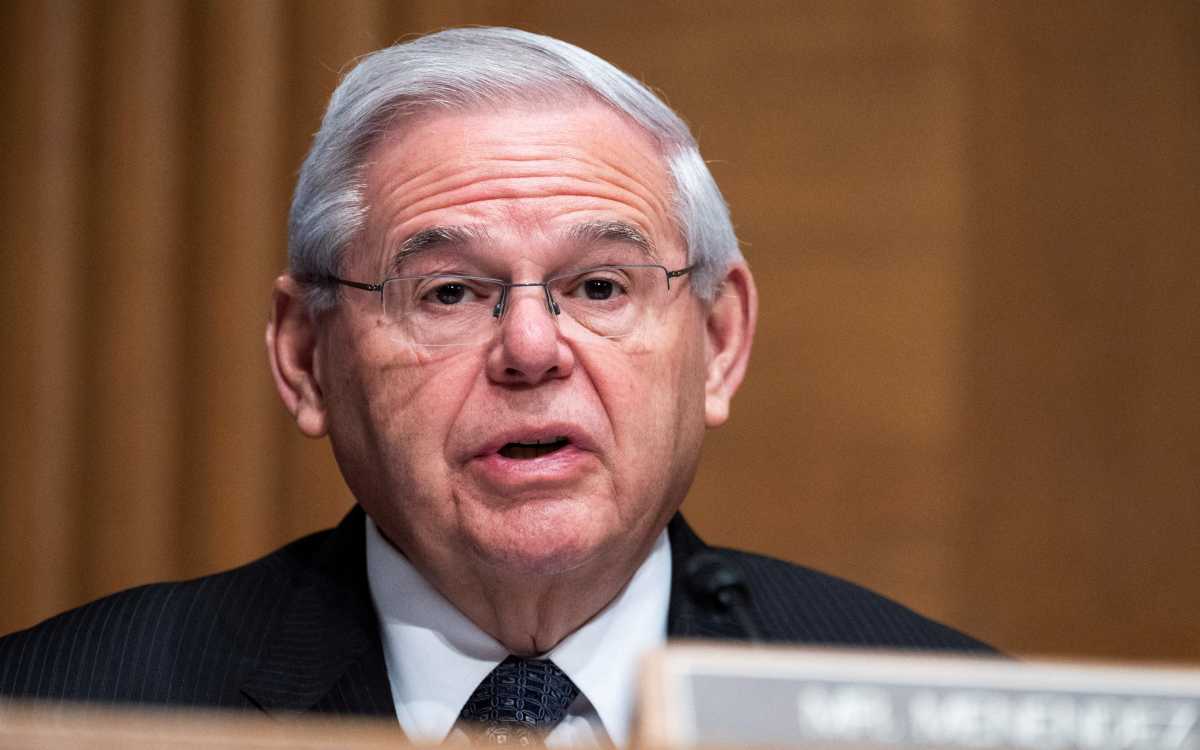 AMLO apoya a dictadores en lugar de representar interés de México, responde Bob Menéndez