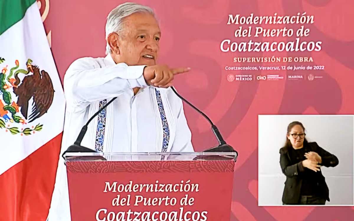 AMLO dice que entrega obras a fuerzas armadas para que las defiendan de ‘zopilotes’