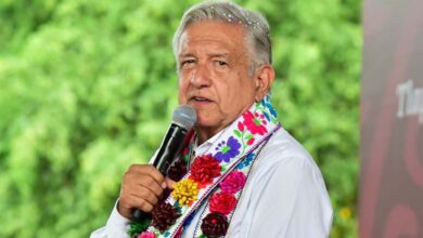 AMLO pide 'paciencia' a familiares de desaparecidos en 'guerra sucia'; también se abrirán expedientes de Ayotzinapa