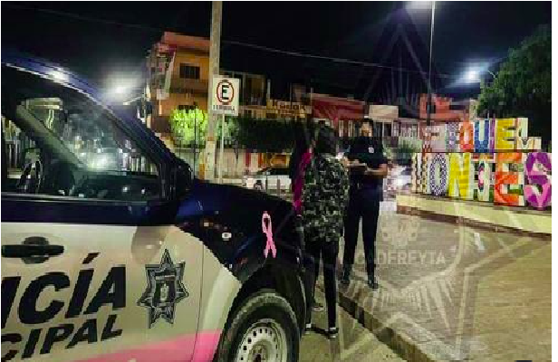 Abandonan a mujer en plena carretera San Juan del Río-Xilitla, sujeto la quería obligar a tomar alcohol