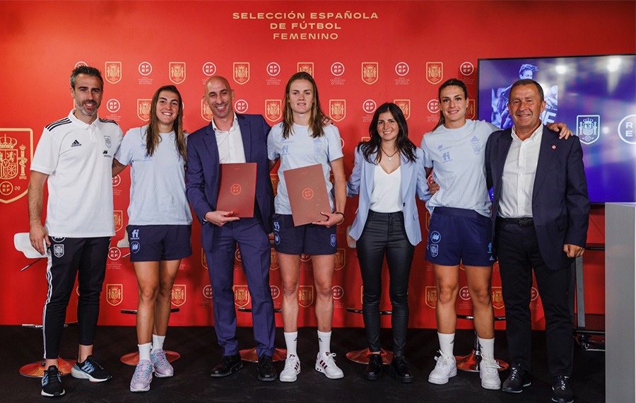 Acuerdo histórico en España: selecciones de futbol femenil y varonil tendrán igualdad de condiciones económicas