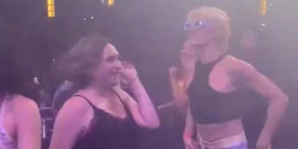 Ada Colau, 'pillada' dándolo todo en el escenario del Orgullo LGTBIQ+ de Barcelona