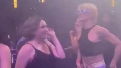 Ada Colau, 'pillada' dándolo todo en el escenario del Orgullo LGTBIQ+ de Barcelona