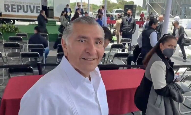 Adán Augusto también comparte su WhatsApp; 'Yo sí respondo', asegura