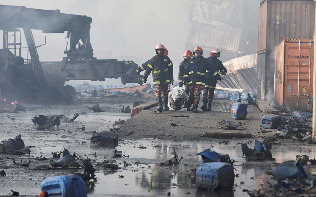 Al menos 40 muertos en Bangladesh por una gran explosión en un depósito de contenedores