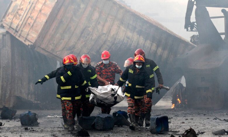 Al menos 49 muertos en un incendio en un depósito de contenedores en Bangladés