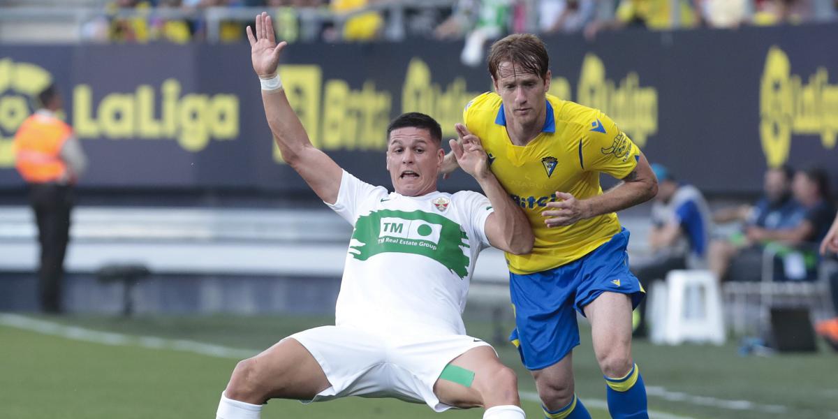 Álex Fernández renueva con el Cádiz