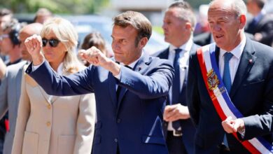 Alianza de Macron cierra ligeramente adelante de coalición de Mélenchon