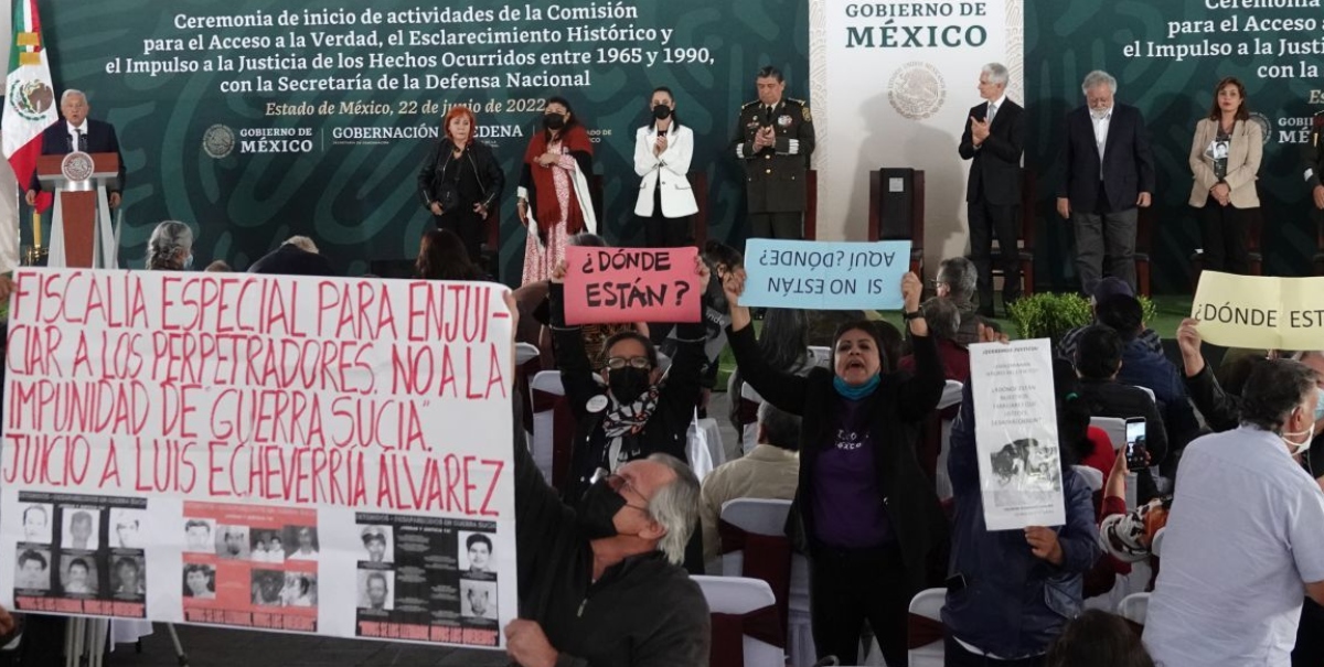 Ante víctimas y familias de desaparecidos en la "guerra sucia", Sedena anuncia homenaje a militares caídos