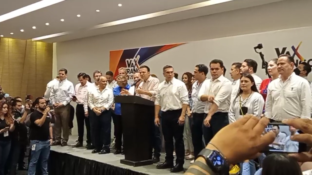 Arropado por 'Alito' Moreno y Marú Campos, Villegas se declara ganador en Durango