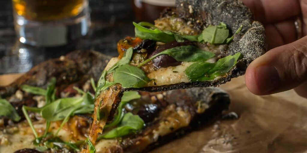 Así es la 'Pizza Negra' con masa de tinta de calamar