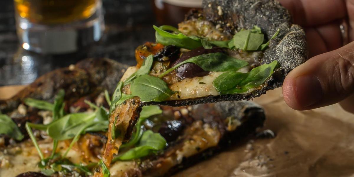 Así es la 'Pizza Negra' con masa de tinta de calamar