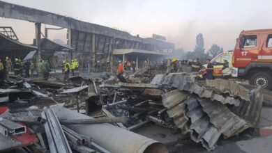 Aumentan a 18 los muertos por el ataque ruso a un centro comercial en Ucrania | Video