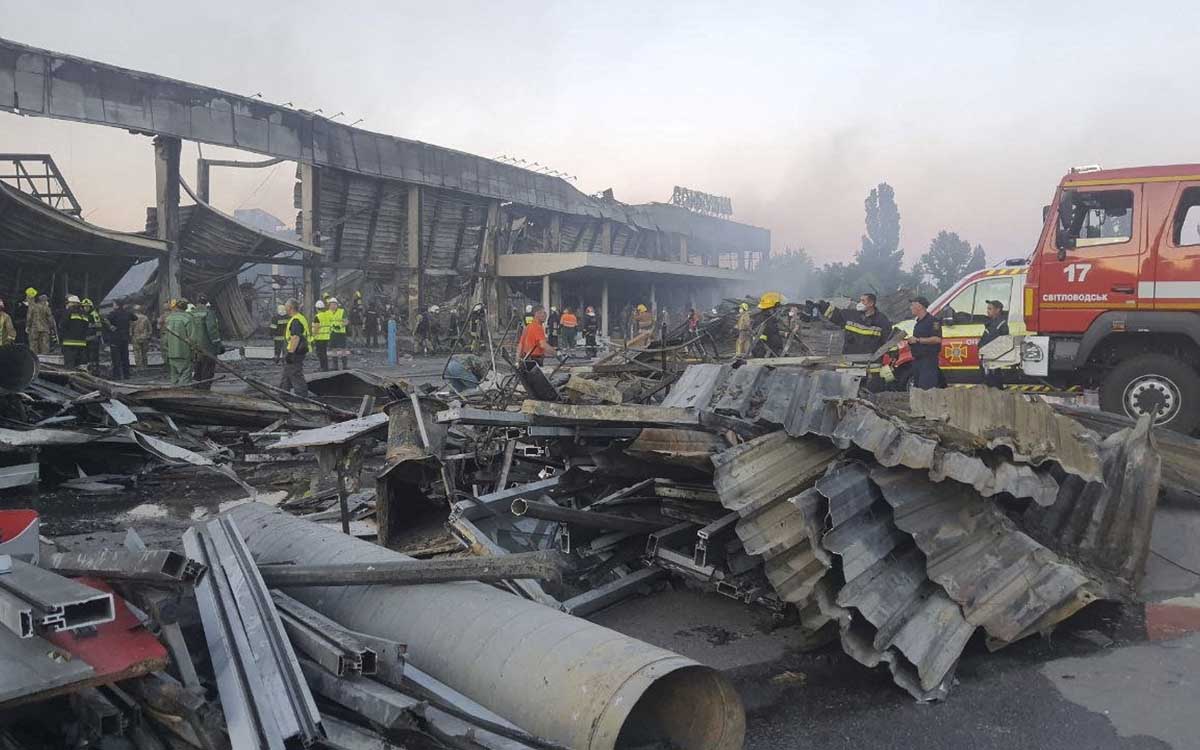 Aumentan a 18 los muertos por el ataque ruso a un centro comercial en Ucrania | Video