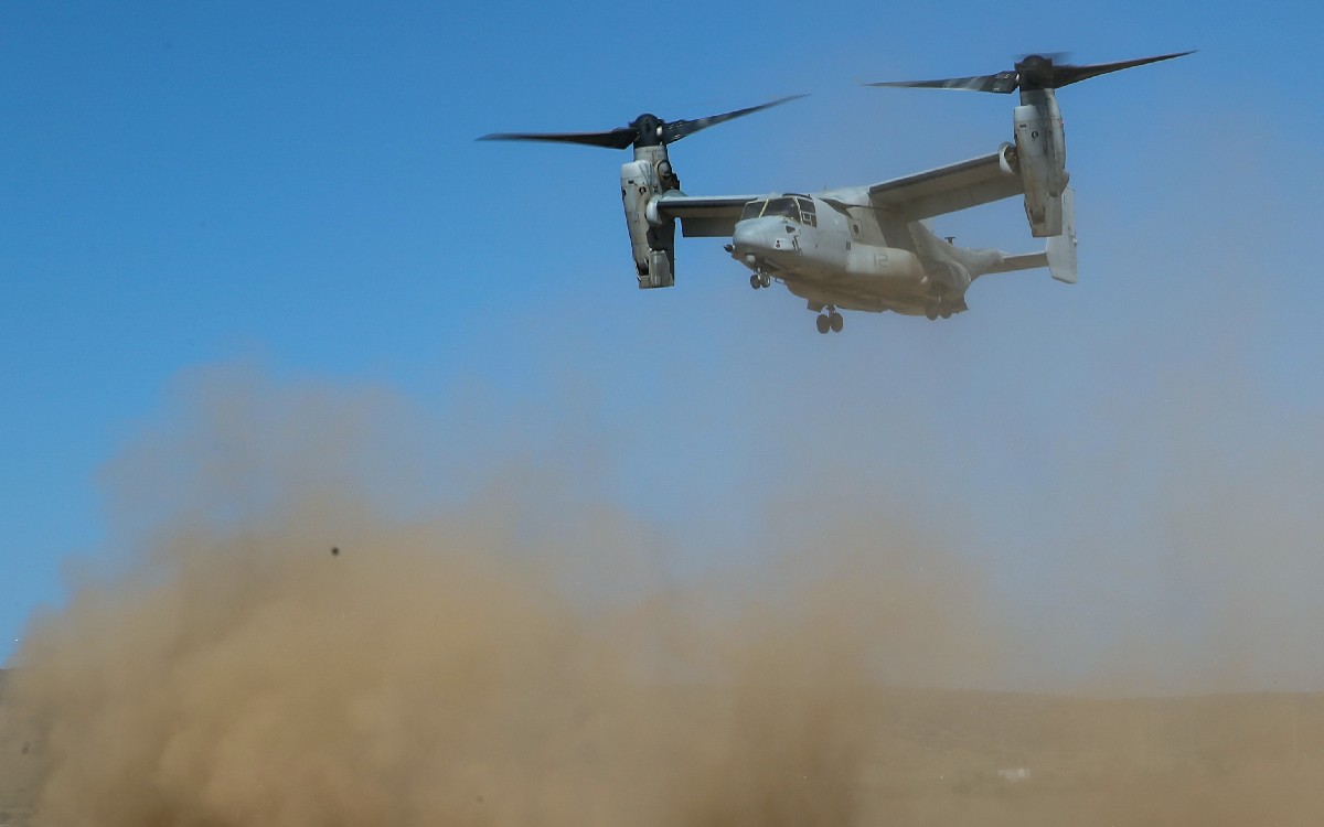 Avión militar de EU se estrella en California y mueren 4 personas | Video