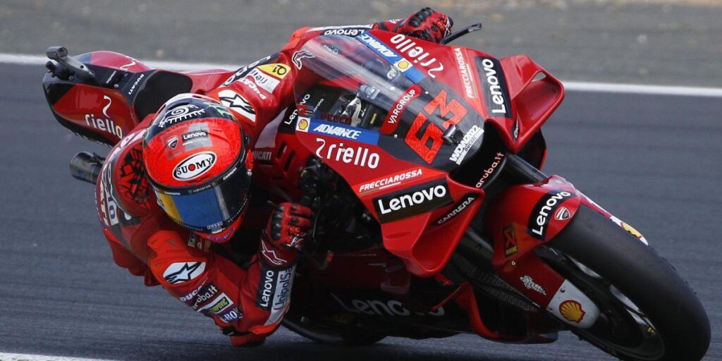 Bagnaia lidera al 'Big Three' en Assen