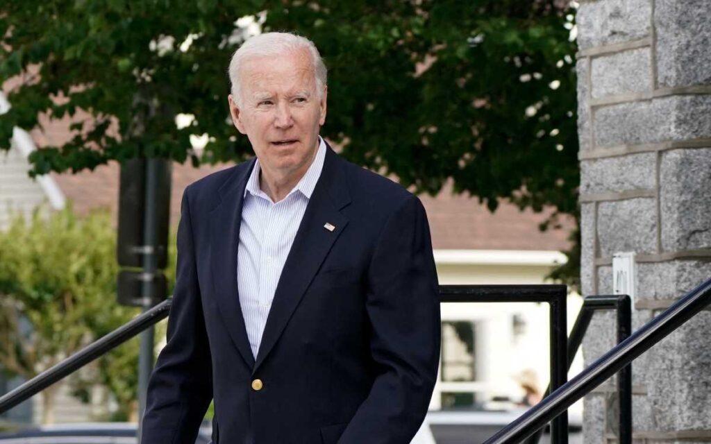 Biden analiza pausar impuesto a la gasolina para frenar la inflación