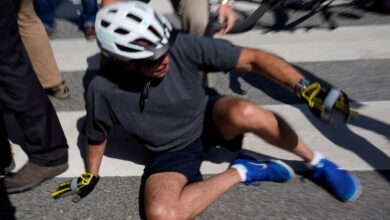 Biden se cae de la bici durante un paseo por la playa